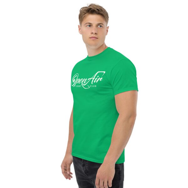 A man wearing a green t-shirt with the words " living life in motion ".